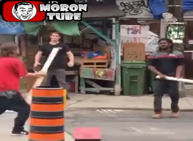 Video :In the middle of the street, two Jedi knights clash with sabers (United States)